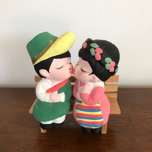 Cute Couple Statue